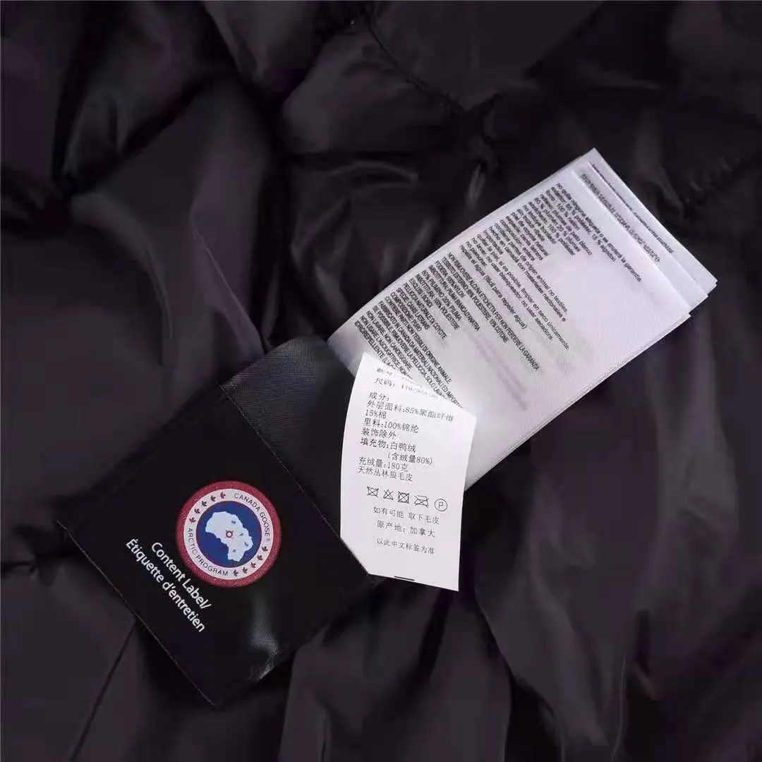 P780 with dust bag) Canada Goose Canada Goose #Chilliwack 7999M bomber jacket short down jacket ➖ Genuine synchronous anti-counterfeiting chip sensor! ➖ Imported 21-count polyester-cotton blended original fabric [last year’s 16-count/18-count hard fabrics have been completely eliminated, this year all use 21-count genuine synchronous fabrics, the soft mid-strap feels delicate and textured], genuine synchronous Feather-Light 10D waterproof coating fabric, made of 84.5 polyester fiber and 15.5 cotton, 100% the best feel in the entire network! ➖ The genuine official website is synchronized with the national standard 80 white duck down, you can check the official website customer service, there will never be a series of misleading claims such as 90 down or goose down! ➖ Using the best nylon lining with double double-layer sealing design, velvet-proof No. 7 needle + grid-filled down ready-made garments, there is 100% no so-called velvet running! ➖ The cuffs are designed with thickened seamless threads, and the collar and pockets are lined with top-quality polar fleece to keep you warm and comfortable! ➖ Yoshida YKK provides original custom-made electroplated sliders. YKK two-way lockable zippers are tight and smooth and will not peel off paint! ➖ 3M composite guarantees that the Velcro is the same as the original, durable, and all accessories and hardware are custom-made! ➖ Imported BEHRINGER embroidery machine to customize the 10,000-needle embroidery logo, 98% of which can be reproduced to restore the original logo. You can check and compare on the official website! 01 models for men and women SIZE: XS S M L XL XXL